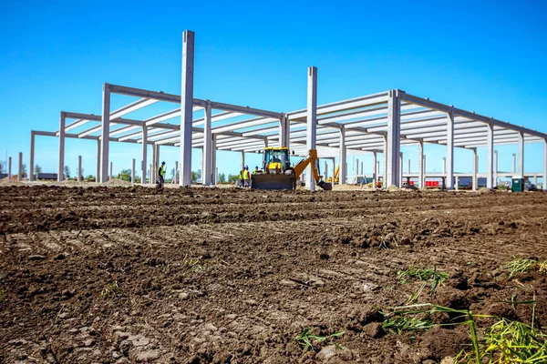 La excavadora está cavando en el sitio de construcción —  Fotos de Stock