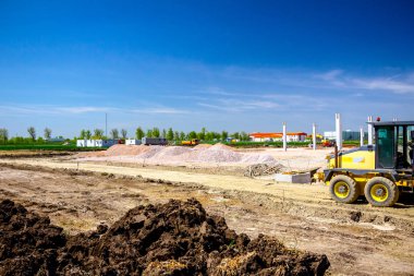 Grader şantiyede zemin tesviye olduğunu