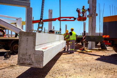 İşçi montaj ilişkisi fazla çimento sütun kesmek için değirmeni kullanıyor