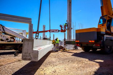 İşçi montaj ilişkisi fazla çimento sütun kesmek için değirmeni kullanıyor