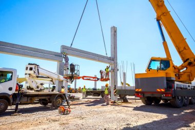 Mobil vinç büyük salona beton kiriş taşıyor