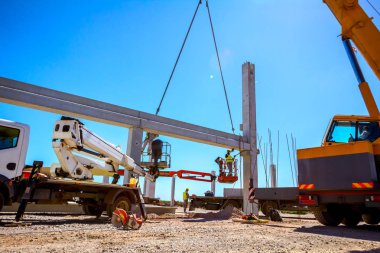 İşçi kiraz toplayıcı vinç yardımcı oluyor, denge ve dir tutmak