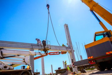 İşçi kiraz toplayıcı vinç yardımcı oluyor, denge ve dir tutmak