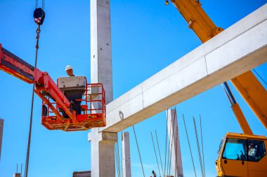 İşçi şantiyede yüksek kiraz toplayıcı yönetiyor