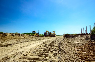 Şantiyede kumda parçalar