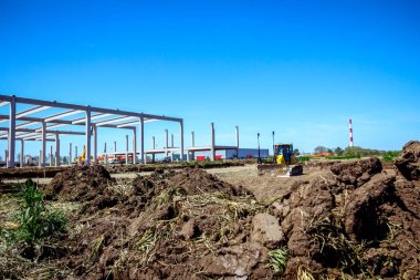 Buldozer şantiyede zemin tesviye olduğunu