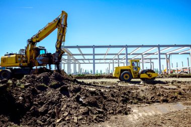 Ekskavatör ve sivri ile büyük yol silindiri constr çalışıyoruz