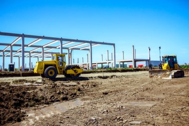 Buldozer ve sivri ile büyük yol silindiri constr çalışıyoruz