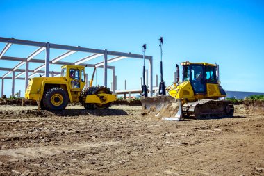 Buldozer ve sivri ile büyük yol silindiri constr çalışıyoruz