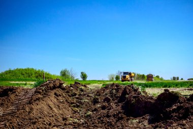 Kamyonlar gidiyor, şantiyeden geçiyorlar.