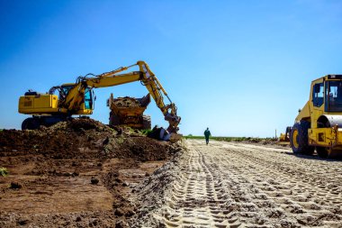 Constru kompakt toprak sivri ile büyük yol silindiri İzi
