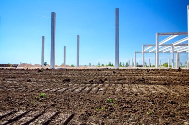 Şantiyede zeminde raylar