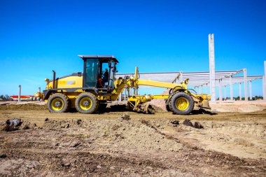 Grader şantiyede zemin tesviye olduğunu