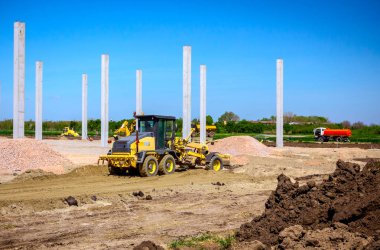 Grader şantiyede zemin tesviye olduğunu
