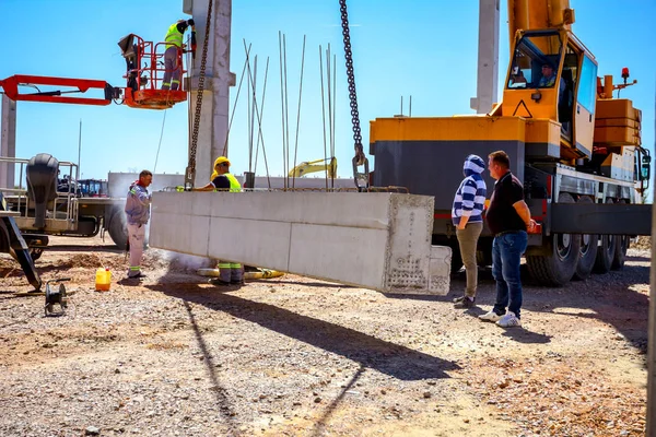 İşçi montaj ilişkisi fazla çimento sütun kesmek için değirmeni kullanıyor