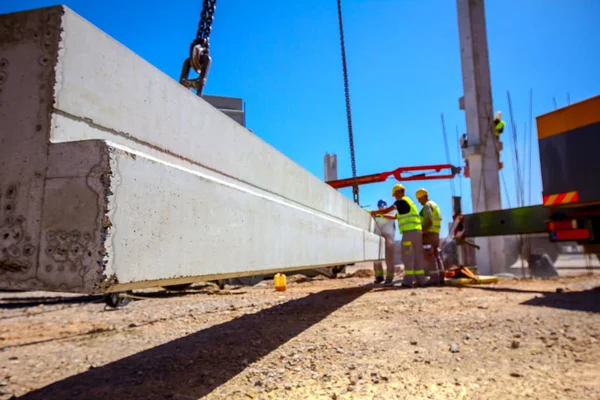 Arbetare använder slipmaskin för skärning cement pelare överskott av Mate — Stockfoto