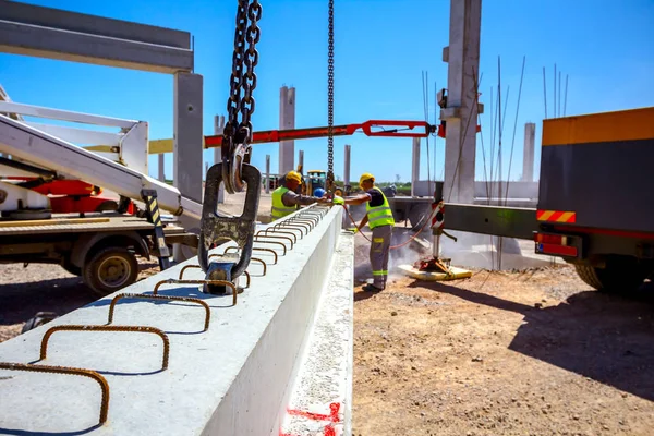 Yükün stabilitesini artırmak için küçük yan kancada görünüm, kiriş