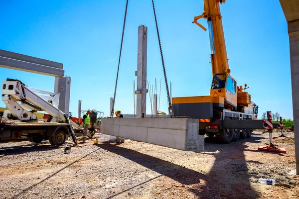 İşçi montaj ilişkisi fazla çimento sütun kesmek için değirmeni kullanıyor