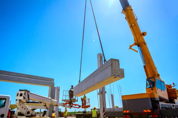 Mobiele kraan is het dragen van beton joist te monteren enorme hal — Stockfoto