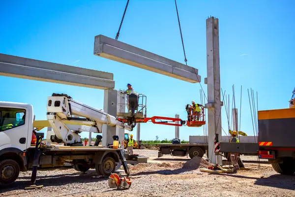 Mobil vinç büyük salona beton kiriş taşıyor