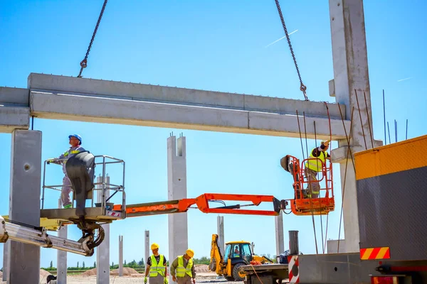 İşçi kiraz toplayıcı vinç yardımcı oluyor, denge ve dir tutmak
