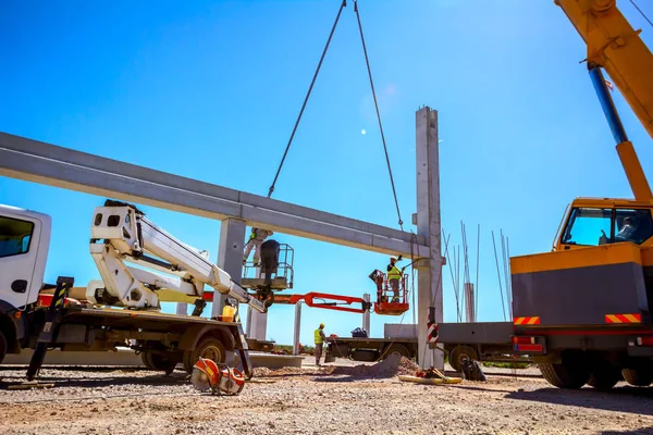 İşçi kiraz toplayıcı vinç yardımcı oluyor, denge ve dir tutmak