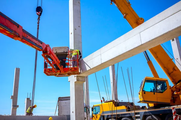 İşçi kiraz toplayıcı vinç yardımcı oluyor, denge ve dir tutmak