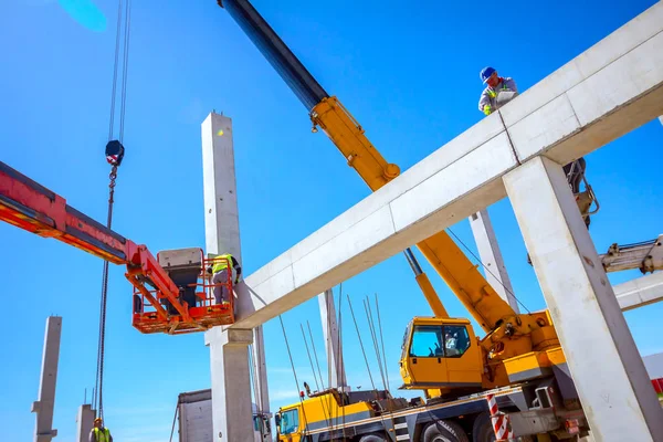 İşçi kiraz toplayıcı vinç yardımcı oluyor, denge ve dir tutmak