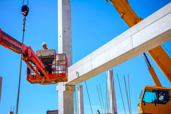 İşçi şantiyede yüksek kiraz toplayıcı yönetiyor