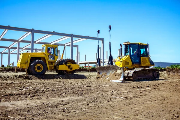 Buldozer ve sivri ile büyük yol silindiri constr çalışıyoruz