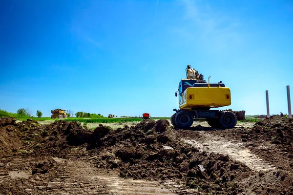 Graafmachine is graven op de bouwplaats — Stockfoto