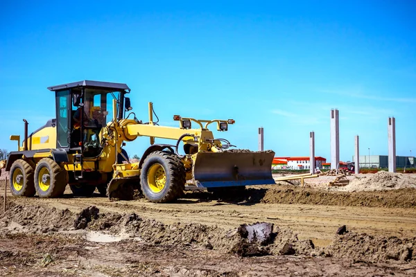 Grader şantiyede zemin tesviye olduğunu
