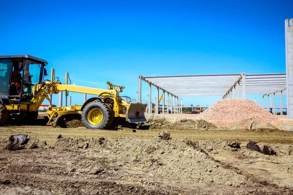 Grader şantiyede zemin tesviye olduğunu