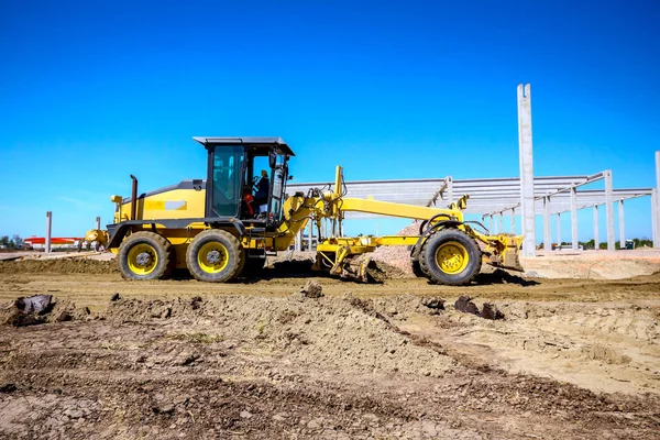 Grader şantiyede zemin tesviye olduğunu