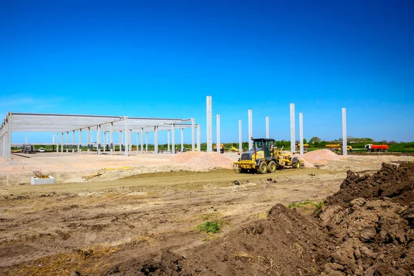 Grader şantiyede zemin tesviye olduğunu