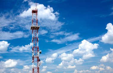 Bulutlu gökyüzünde iletişim kulesigörünümü