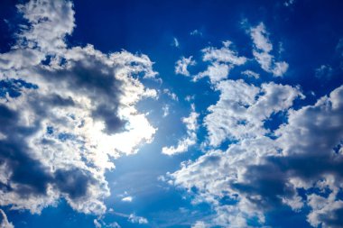 Kümülüs bulutları ile mavi gökyüzünde Işınlar 