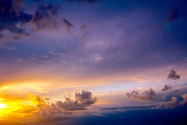 Темное небо с облаками на закате — стоковое фото