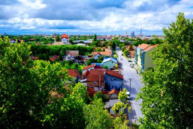 Şehir manzarası ve bulutlu gökyüzü yukarıda görünümü