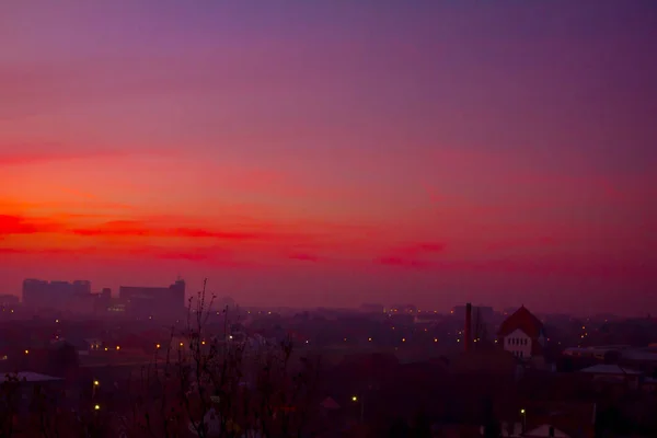 Puesta de sol en paisaje urbano con niebla — Foto de Stock