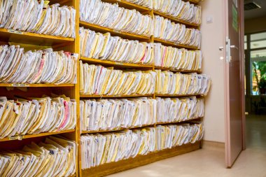Doktor ofisinde hasta bilgi ile tıbbi dosyaları,