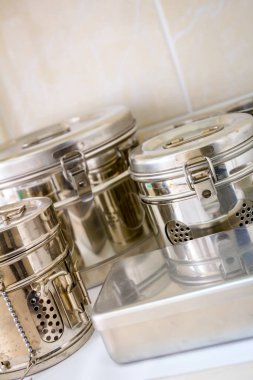 Tıbbi sterilizasyon kapları birkaç tür yerleştirilir 