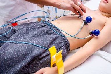 Hemşire ekg veya Ekg testi için bir çocuk, genç hasta hazırlanıyor