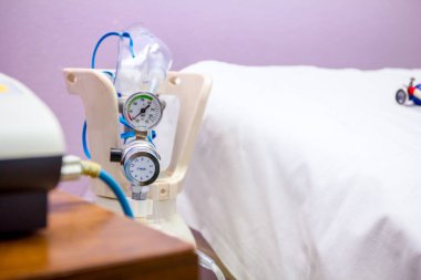 Hastane odasında regülatörlü oksijen şişesi