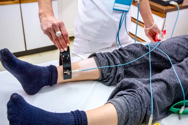 Enfermera está preparando a un niño, paciente adolescente para ECG o EKG prueba — Foto de Stock