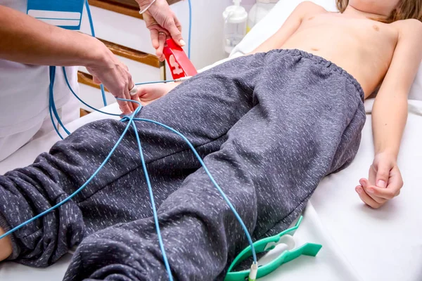Enfermera está preparando a un niño, paciente adolescente para ECG o EKG prueba — Foto de Stock