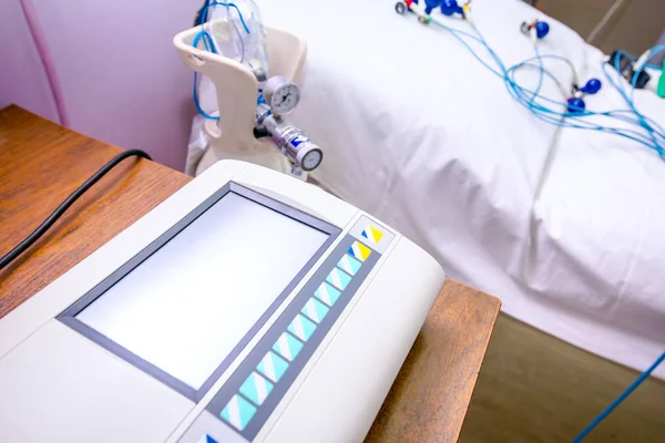 Медицинское оборудование, прибор для ЭКГ или ЭКГ с дисплеем — стоковое фото