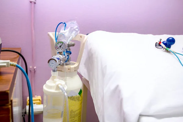 Butelka tlenowa z regulatorem w pomieszczeniu szpitalnym — Zdjęcie stockowe