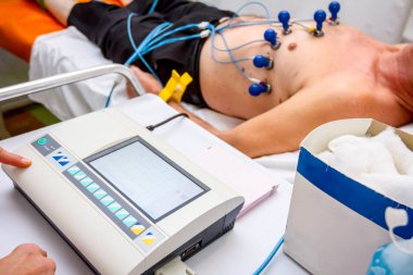 Yaşlı hasta Ekg veya Ekg testi altındadır 