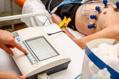 Yaşlı hasta Ekg veya Ekg testi altındadır 